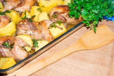 Bıldırcın eti fırında pişmiş. Yeni patates ve maydanoz garnitür ile yeni pişirilmiş bıldırcın.