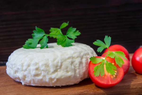 Jeune planche à découper au fromage de chêne avec tomates et persil. Mozarella pour pizzas et salades . — Photo