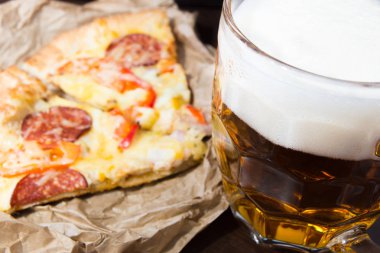 Light bira cam ve güzel kokulu İtalyan pizza.