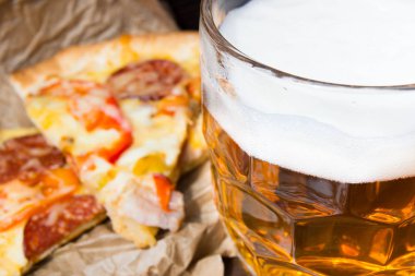 Light bira cam ve güzel kokulu İtalyan pizza.