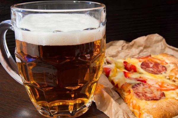 유리에 향기로운 이탈리아 피자 라이트 맥주. — 스톡 사진