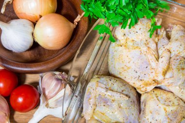 Fırında pişirme et bıldırcınlar. Bütün Bıldırcın baharatlarla soğan ve hardal içinde marinovani. Taze patates ve maydanoz ile süsleyin.