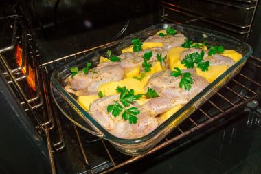 Fırında pişirme et bıldırcınlar. Bütün Bıldırcın baharatlarla soğan ve hardal içinde marinovani. Taze patates ve maydanoz ile süsleyin.