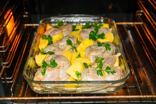 Cucinare le quaglie di carne nel forno. Quaglia intera marinovani in spezie con cipolle e senape. Guarnire con patate fresche e prezzemolo . — Foto Stock