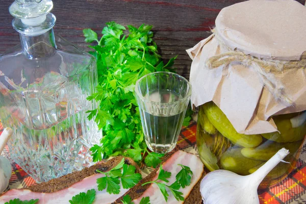 Traditional Ukrainian and Russian appetizer when dining. Food when drinking alcohol. Vodka and sandwiches with bacon, garlic and pickles. — Stock Image Traditional Ukrainian and Russian appetizer when dining. Food when drinking alcohol. Vodka and sandwiches with bacon, garlic and pickles. Royalty Free Stock Images