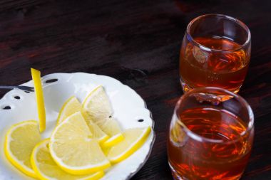 Bir kadeh alkol ve dilimlenmiş limon.