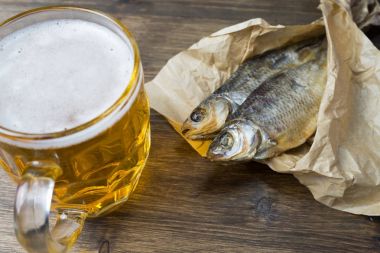 Geleneksel Rus aperatifler bira için. Kağıt üzerinde kurutulmuş roach.