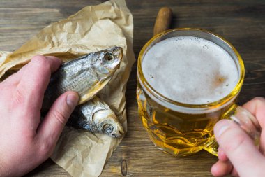 Geleneksel Rus aperatifler bira için. Kağıt üzerinde kurutulmuş roach.