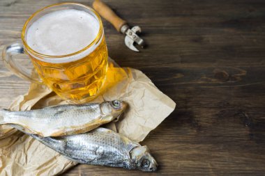 Geleneksel Rus aperatifler bira için. Kağıt üzerinde kurutulmuş roach.