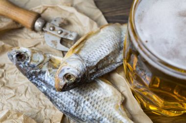 Geleneksel Rus aperatifler bira için. Kağıt üzerinde kurutulmuş roach.