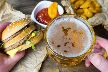 Fast food ve soğutulmuş bardak taze hafif bira.