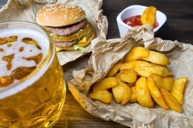 Fast food ve soğutulmuş bardak taze hafif bira.