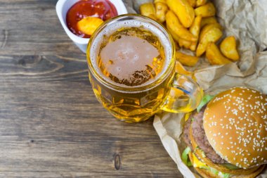 Fast food ve soğutulmuş bardak taze hafif bira.