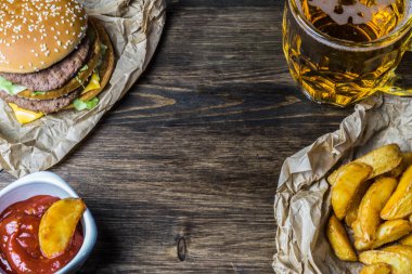 Fast food ve soğutulmuş bardak taze hafif bira.
