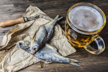 Geleneksel Rus aperatifler bira için. Kağıt üzerinde kurutulmuş roach.