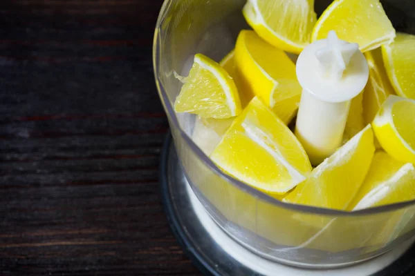 Limon blender. Pişirme limon içecek.