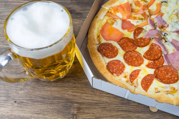 Легкое Пиво Стекле Ароматная Итальянская Пицца — стоковое фото