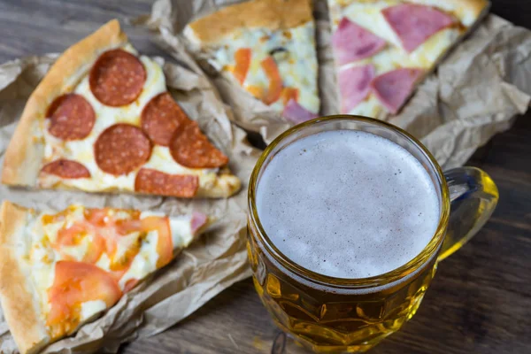 Cerveza Ligera Vidrio Pizza Italiana Fragante — Foto de Stock