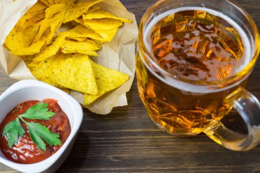 Klasik domates salsa ile cips mısır cipsi. Taze soğuk bira ile lezzetli aperatifler mükemmeldir.