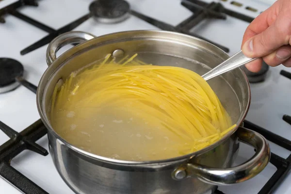 Spageti Dimasak Dalam Air Mendidih Atas Kompor Gas Makanan Tradisional — Stok Foto