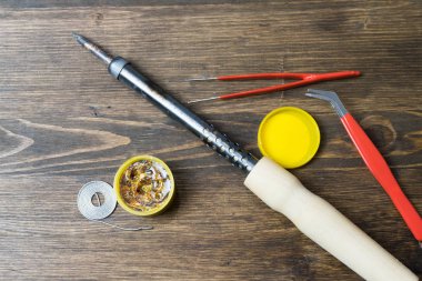 havya ile aksesuar ahşap arka plan üzerinde lehimleme.