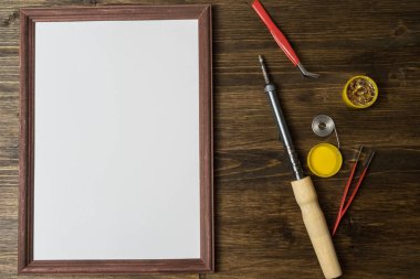 havya ile aksesuar ahşap arka plan üzerinde lehimleme.