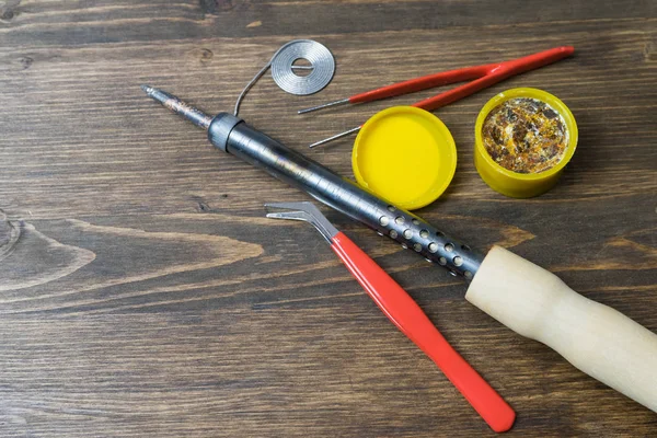 havya ile aksesuar ahşap arka plan üzerinde lehimleme.