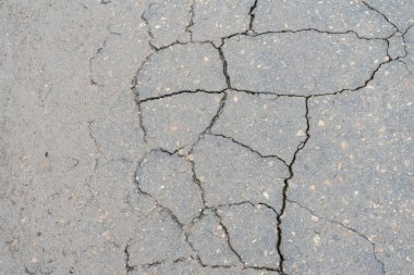 Kaldırım çatlaklar. Zavallı yol yüzeyleri.