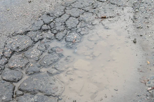 Çukurlar. Çukurların sürücüler ve yayalar için tehlikeli.