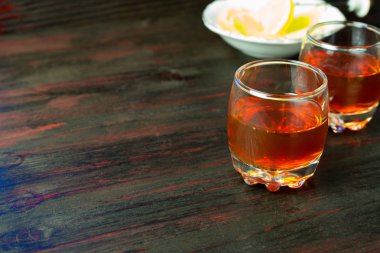 Bir kadeh alkol ve dilimlenmiş limon.