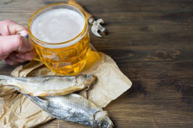 Geleneksel Rus aperatifler bira için. Kağıt üzerinde kurutulmuş roach.