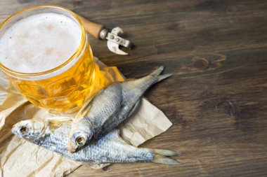 Geleneksel Rus aperatifler bira için. Kağıt üzerinde kurutulmuş roach.