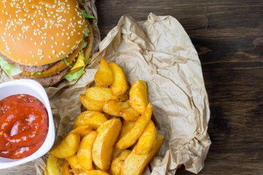Fast food ve soğutulmuş bardak taze hafif bira.