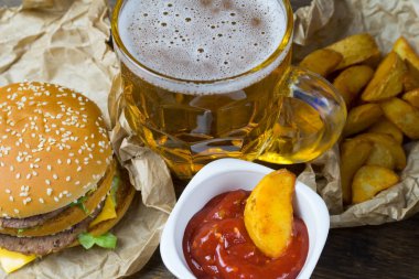 Fast food ve soğutulmuş bardak taze hafif bira.