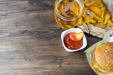 Fast food ve soğutulmuş bardak taze hafif bira.