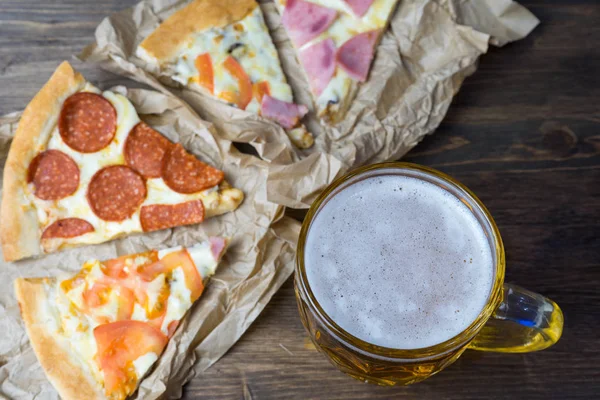 Cerveza Ligera Vidrio Pizza Italiana Fragante — Foto de Stock