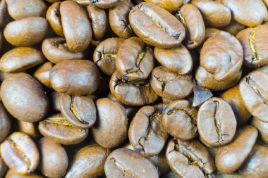 Kavrulmuş kahve çekirdekleri yakın çekim. Kahve çekirdekleri kökenli.