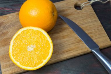 Sulu turuncu kahvaltıda portakal suyu yapmak için ikiye böldüm.