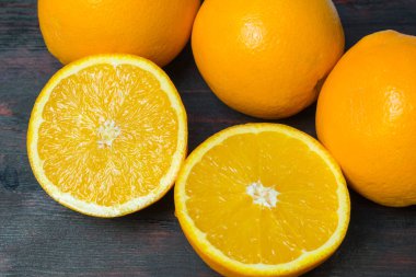 Sulu turuncu kahvaltıda portakal suyu yapmak için ikiye böldüm.