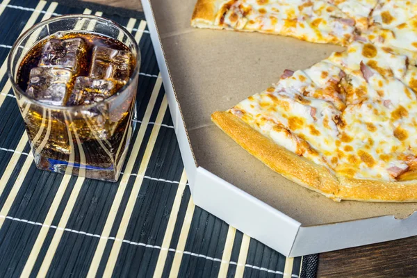 Deliciosa Pizza Con Vaso Cola Fría Con Hielo — Foto de Stock