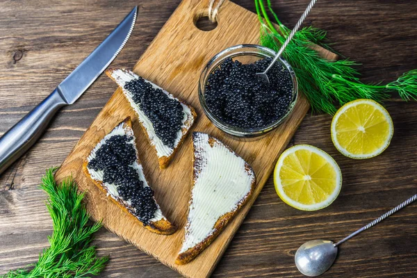 Caviar Preto Numa Sanduíche Coloque Uma Colher Prata Sanduíche — Fotografia de Stock