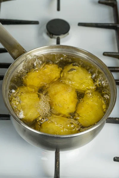 Batatas Não Tratadas Fervem Uma Panela Fogão Gás — Fotografia de Stock