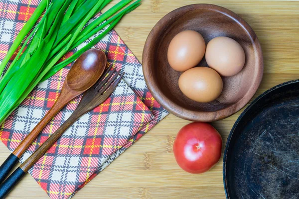 Подготовка Ингредиентов Приготовления Куриных Яиц Старой Сковороде — стоковое фото