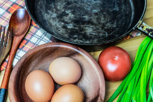 Προετοιμασία Των Συστατικών Για Μαγείρεμα Κοτόπουλο Αυγά Ένα Παλιό Τηγάνι — Φωτογραφία Αρχείου