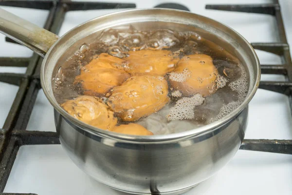 Tavuk Yumurta Suda Kaynatın Ürün Üzerinde Bir Gaz Sobası Ile — Stok fotoğraf