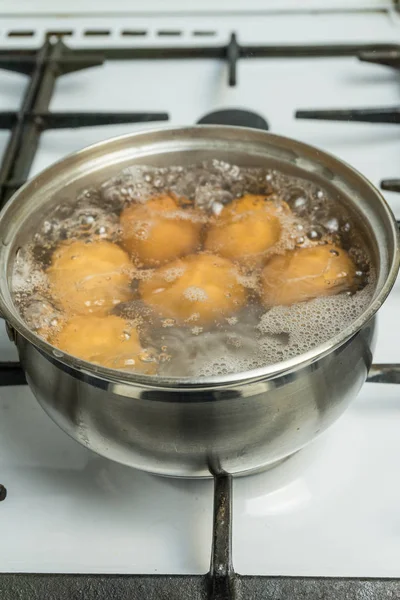 Tavuk Yumurta Suda Kaynatın Ürün Üzerinde Bir Gaz Sobası Ile — Stok fotoğraf