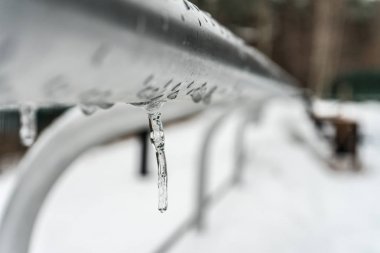 Buz buz sarkıtları korkuluk üzerinde. Buzlu koşulu. 