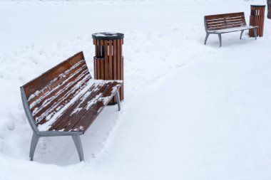 Kış tezgah karla kaplı. Winter park.