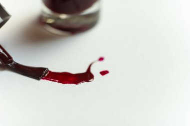 Kadın tırnak cilası. Beyaz zemin üzerine vernik ile boya.