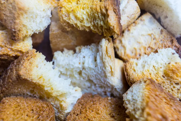 Fried kruton beyaz ekmek. Bir yakın çekim fotoğraf.